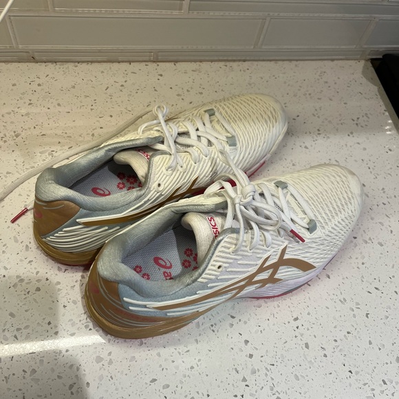 Asics tennis shoes - Picture 1 of 3